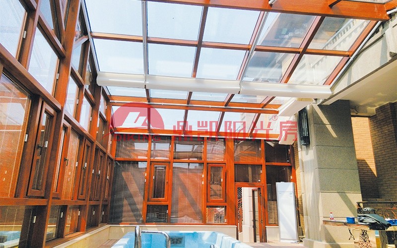 沒有比在陽光房里建游泳池更好的了！四季都能用，夏天泡澡真舒服